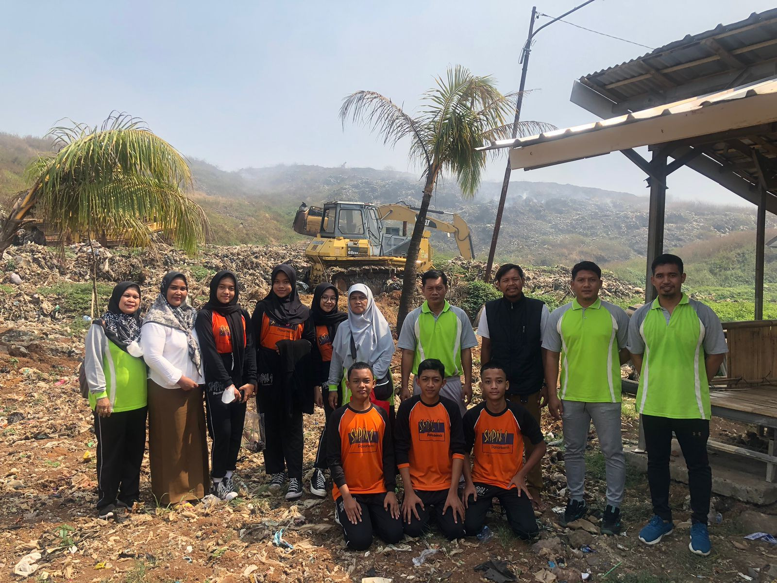 Menuju Sekolah Adiwiyata Mandiri 2023 SMPN 1 Pasar Kemis Kampanyekan Gerakan Bersih-Bersih Pantai